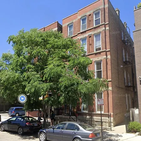 The Secret West Loop Oasis For Up To 4 Guests With In-Unit Washer And Dryer